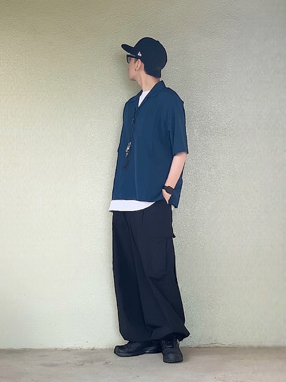 ブラック系のスニーカー、ブルー系のシャツ/ブラウスを着用したメンズの夏コーディネートの1枚目の写真