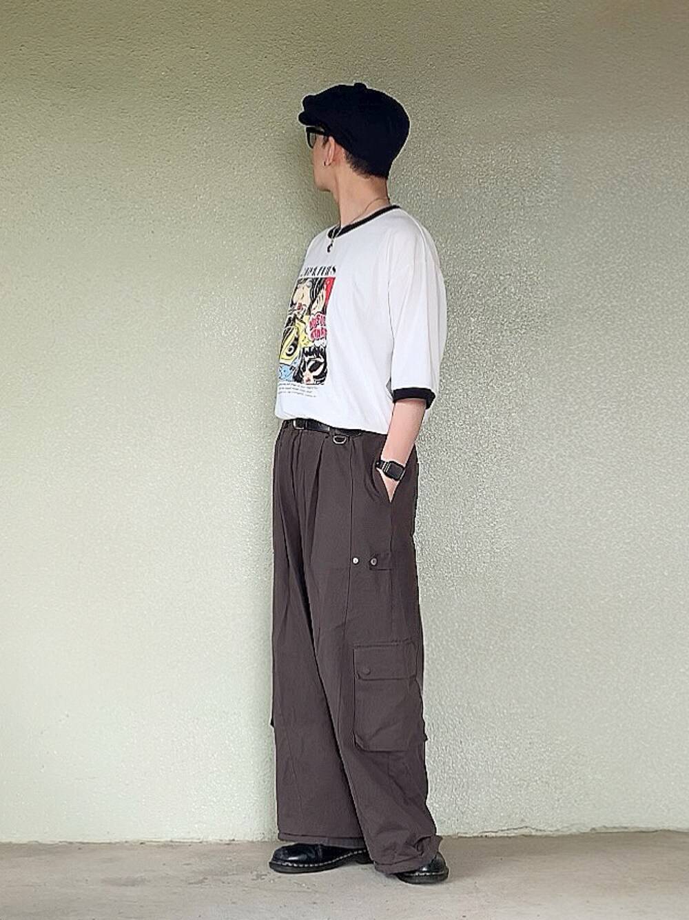 ホワイト系のTシャツ/カットソーを着用したメンズの夏コーディネートの1枚目の写真