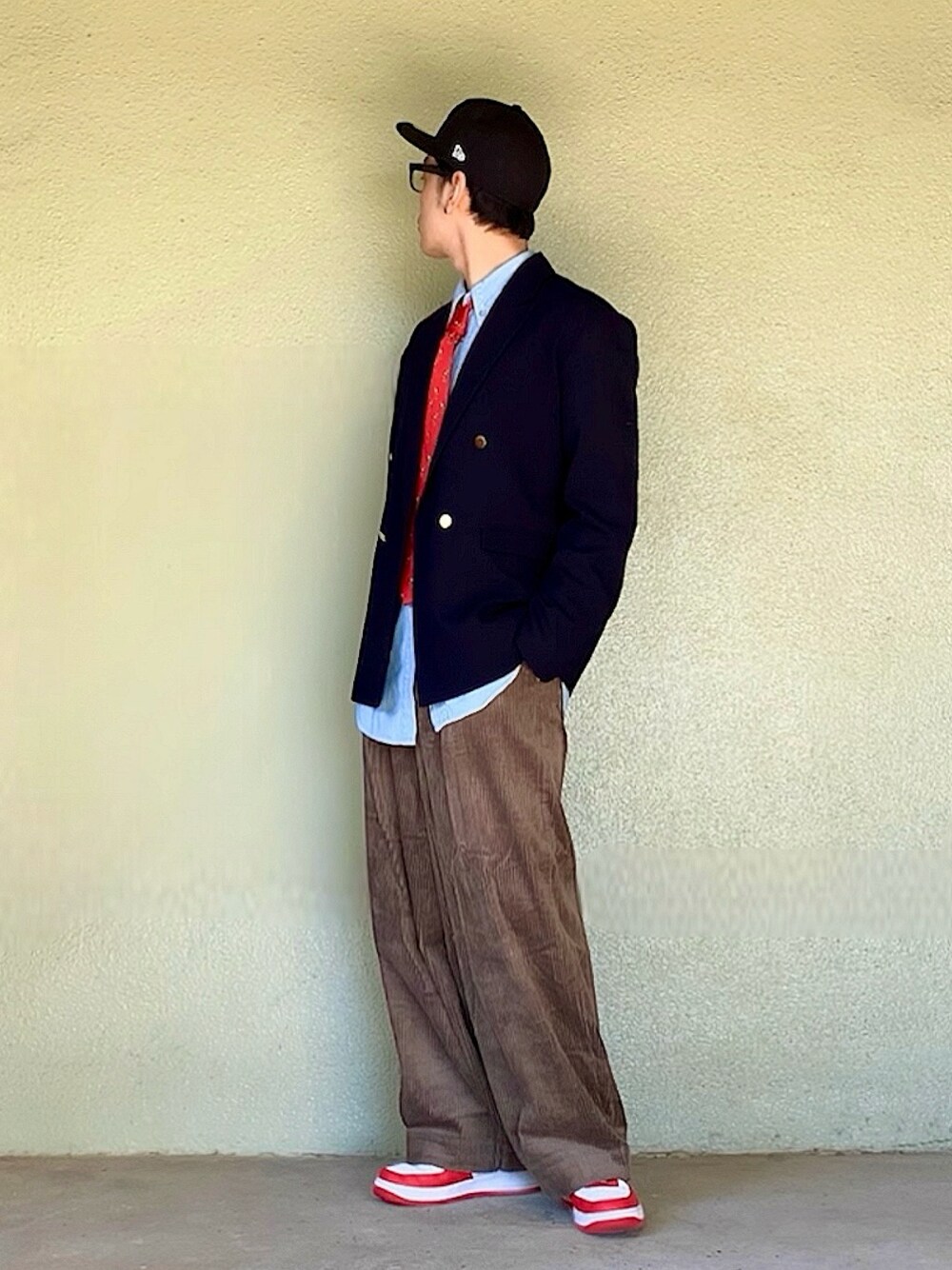 レッド系のネクタイ、ブルー系のシャツ/ブラウス、レッド系のスニーカーを着用したメンズの秋コーディネートの1枚目の写真