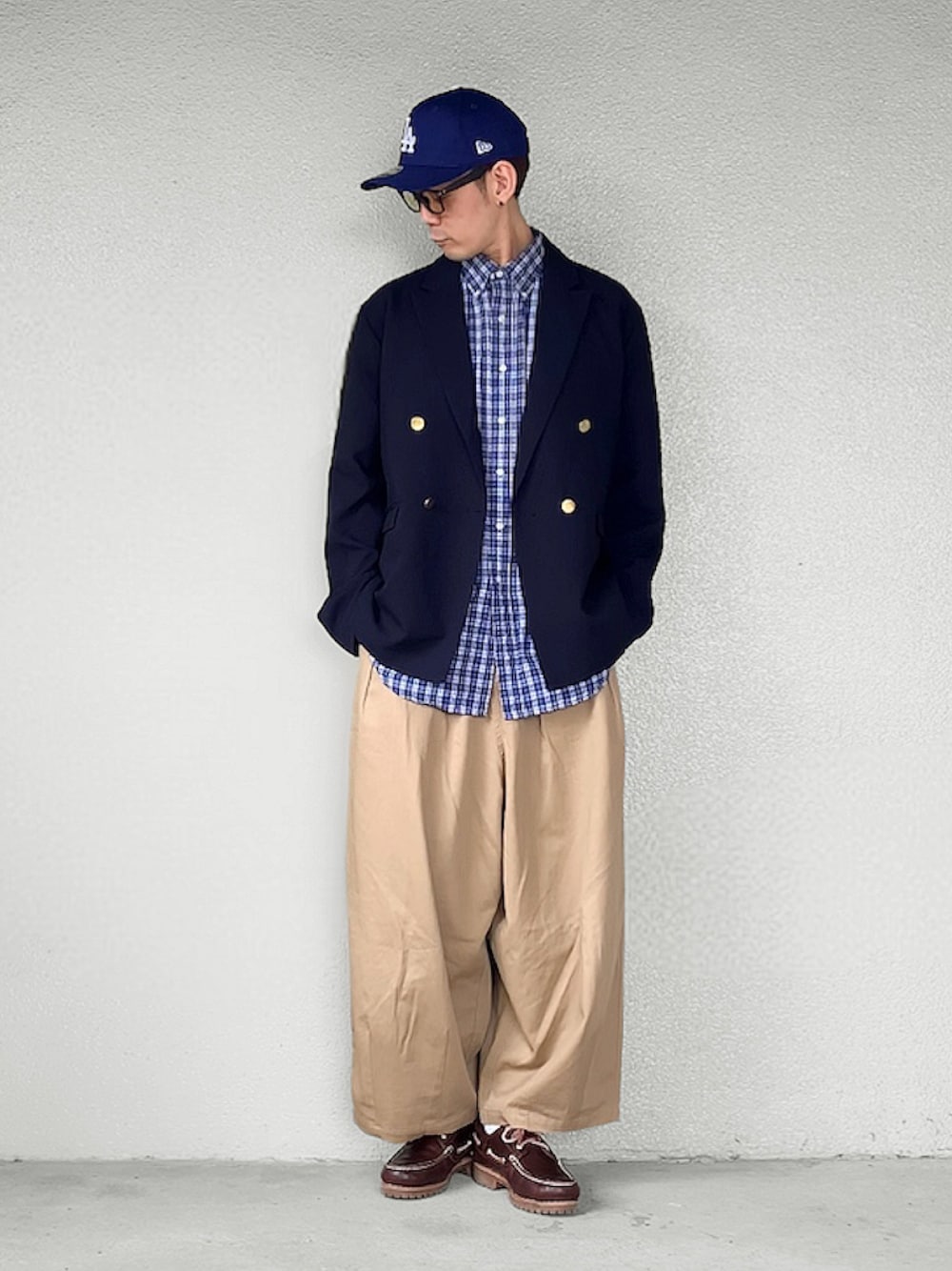 ブルー系のシャツ/ブラウス、ベージュ系のその他パンツ、ブラウン系のモカシン/デッキシューズを着用したメンズの秋コーディネートの1枚目の写真