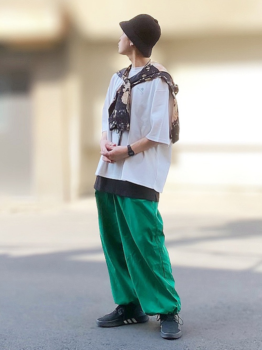 ホワイト系のTシャツ/カットソー、ブラック系のスニーカー、ブラック系のジャケット/アウターを着用したメンズの春コーディネートの1枚目の写真