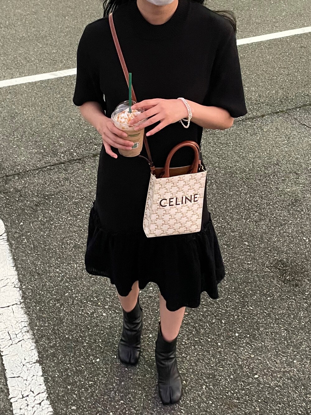 「秋のコーデ、シンプル、モノトーンコーデ、ミニバッグ、ワンピース、ニットワンピース、足袋ブーツ、ショルダーバッグ、お洒落さんとつながりたい、秋服準備はじめました」｜「AKIRANAKAのへスターニットドレス（ワンピース/ドレス、ブラック系）」を使った、N a n aさん（レディース・162cm）の秋コーディネートの1枚目の写真