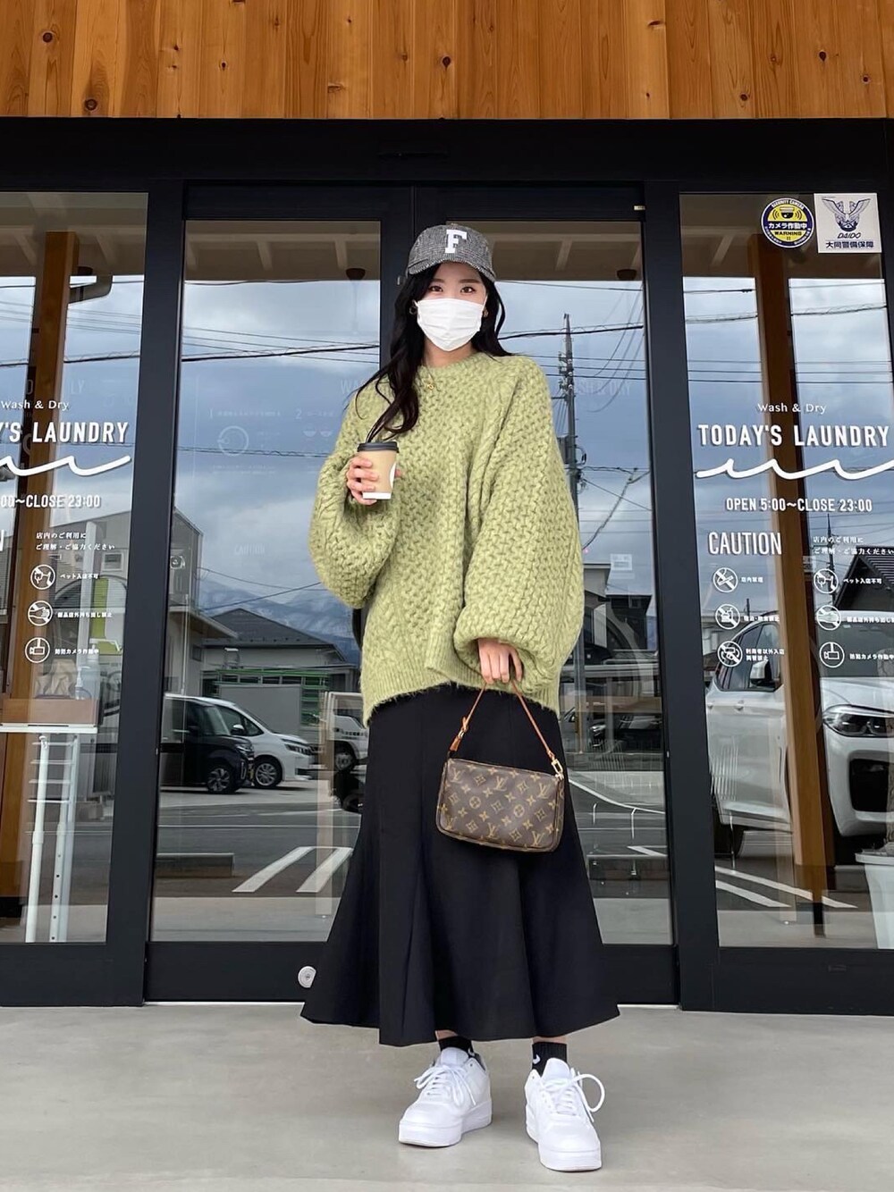 「休日スタイル、大人カジュアル、シンプルコーデ、カジュアルコーデ、オトナ女子、大人かわいい、ロングスカート、カラーニット、ニット、カラーコーデ、オーバーサイズ、マーメイドスカート、AIR FORCE 1」｜「w closetの【新色追加】ハイウエストマーメイドスカート（スカート、ブラック系）」を使った、N a n aさん（レディース・162cm）の冬コーディネートの1枚目の写真