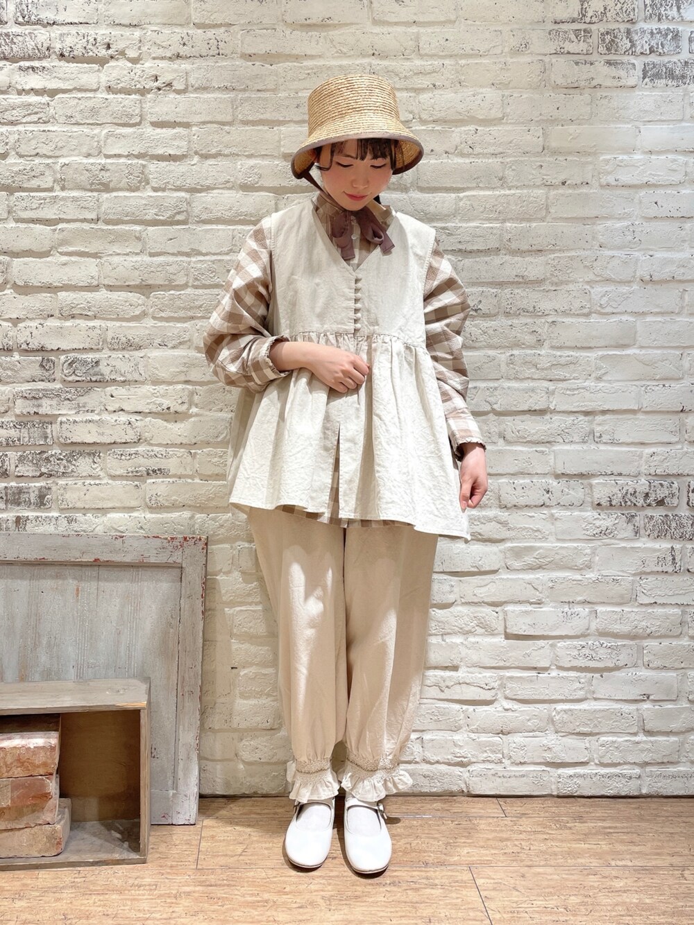 ベージュ系のシャツ/ブラウス、ホワイト系のベスト、ホワイト系のその他パンツを着用したレディースの春コーディネートの1枚目の写真