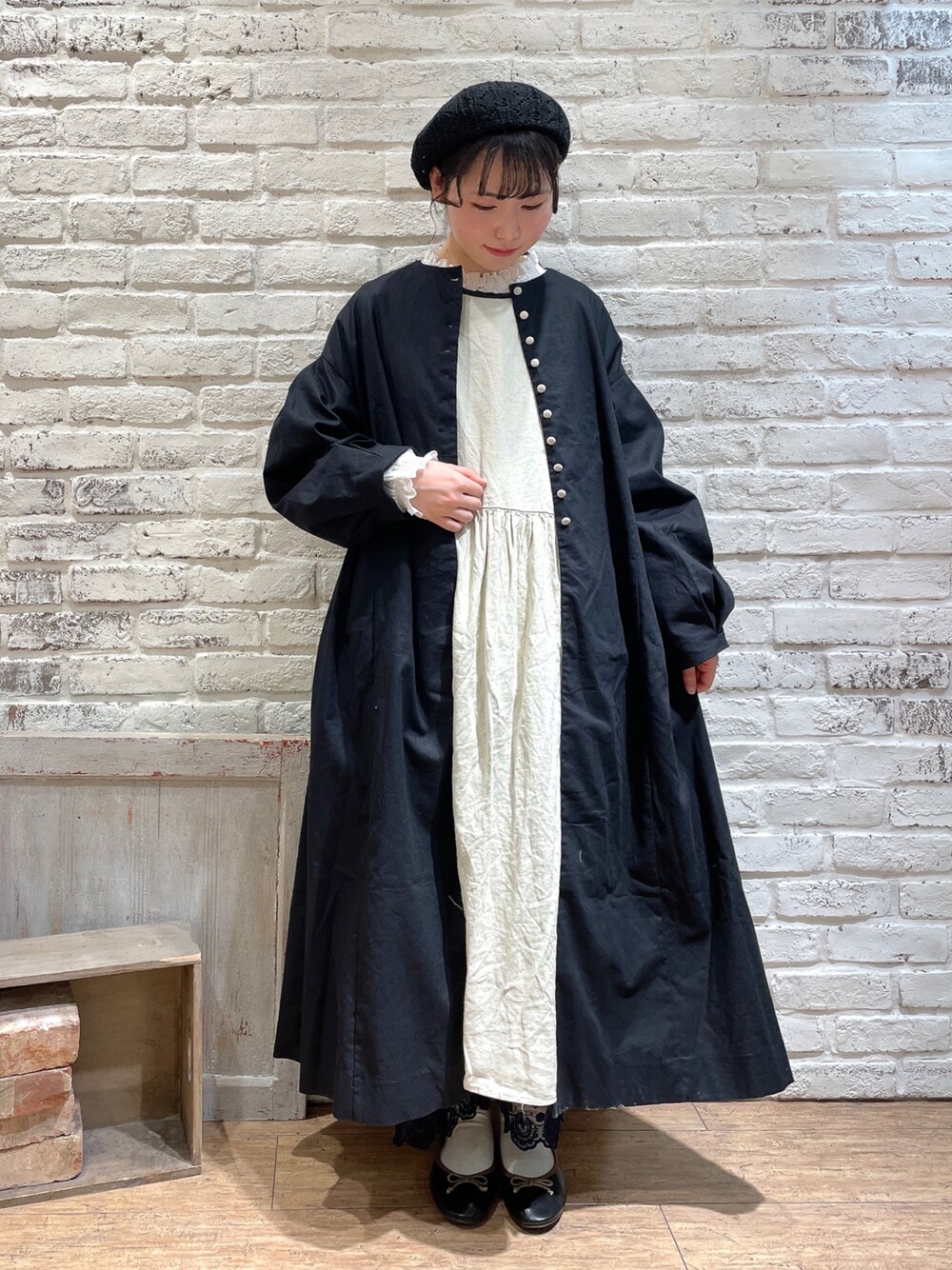 ホワイト系のその他アウター、ブラック系のドレスシューズ、ブルー系のその他パンツを着用したレディースの春コーディネートの1枚目の写真