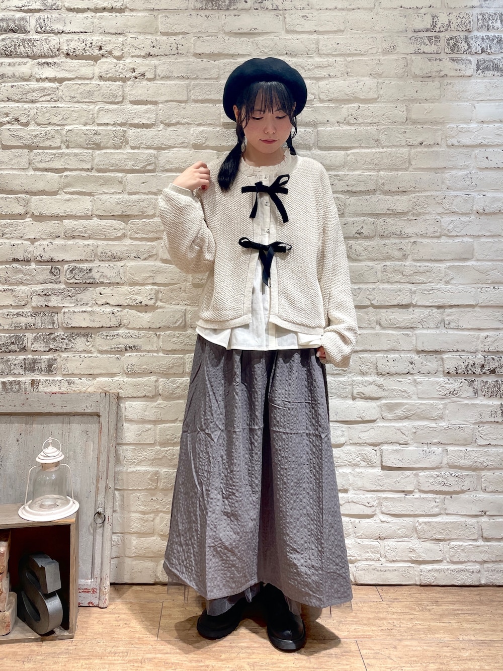 ホワイト系のシャツ/ブラウス、ホワイト系のノーカラージャケット、ブルー系のスカートを着用したレディースの秋コーディネートの1枚目の写真