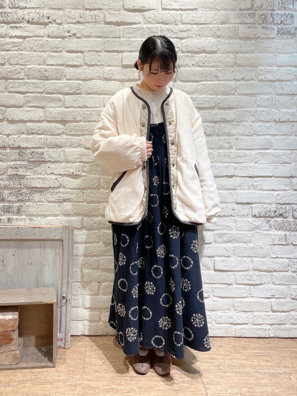 ホワイト系のシャツ/ブラウス、ホワイト系のブルゾン、ブラック系のワンピースを着用したレディースの秋コーディネートの1枚目の写真