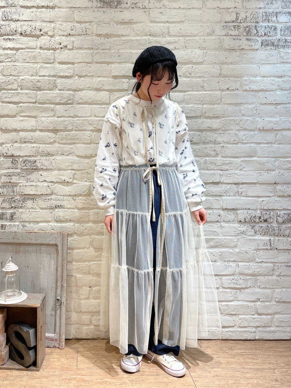 ブルー系のデニムパンツ、ブラック系のハット、その他のその他を着用したレディースの冬コーディネートの1枚目の写真