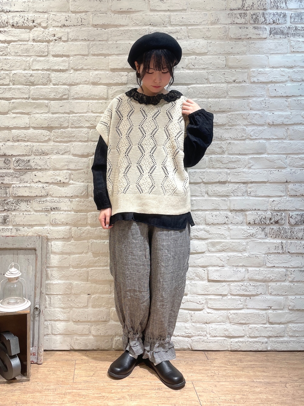ホワイト系のベスト、ブラック系のシャツ/ブラウス、グレー系のその他パンツを着用したレディースの秋コーディネートの1枚目の写真