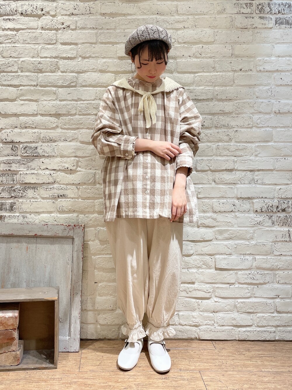 ベージュ系のシャツ/ブラウス、ホワイト系のその他パンツ、ホワイト系のドレスシューズを着用したレディースの春コーディネートの1枚目の写真