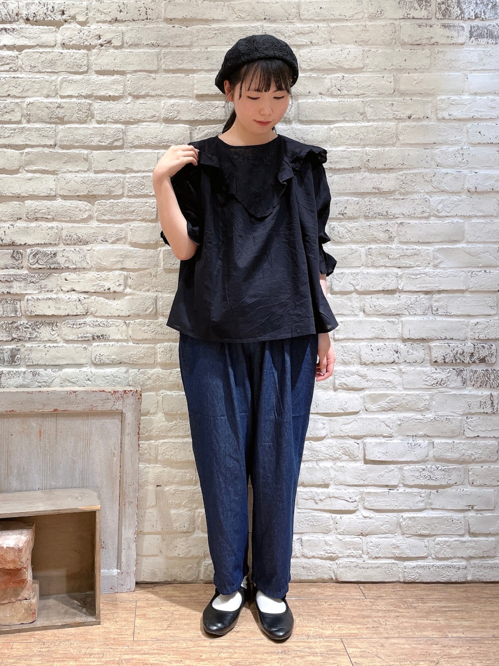 ブラック系のシャツ/ブラウス、ブルー系のデニムパンツ、ブラウン系のハットを着用したレディースの夏コーディネートの1枚目の写真