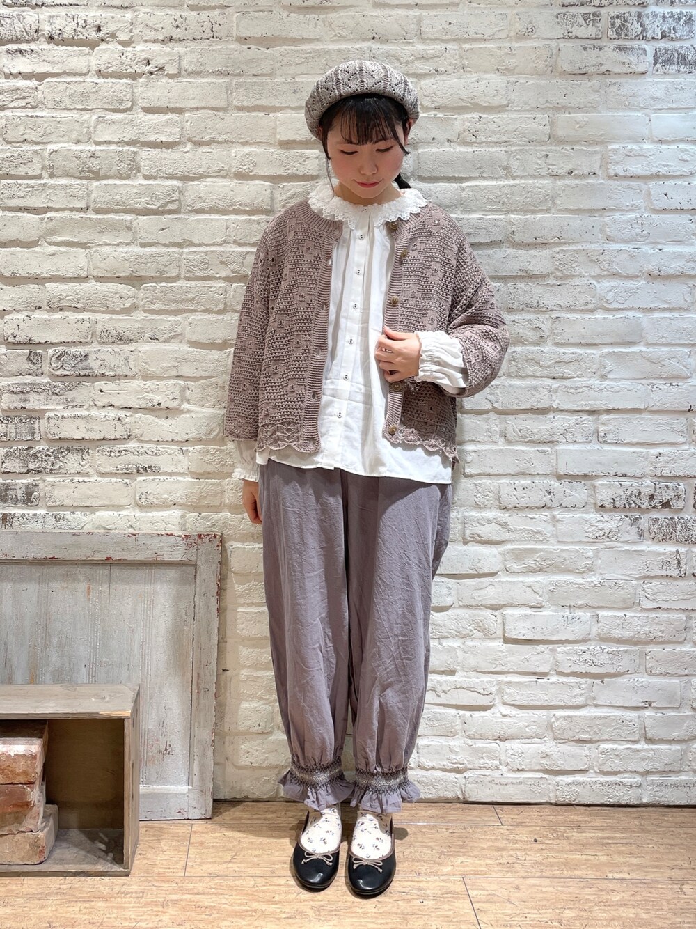 ホワイト系のシャツ/ブラウス、ブラウン系のカーディガン/ボレロ、グレー系のその他パンツを着用したレディースの春コーディネートの1枚目の写真