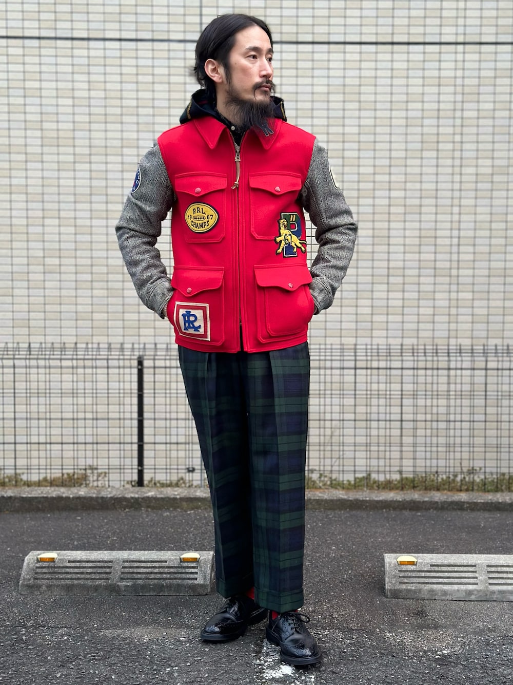 「チェック、ラルフローレン、Polo Ralph Lauren、ハンティングジャケット、ミリタリー、ブラックウォッチ、タータンチェック、タックパンツ、tricker's、パーティースタイル、ツイード、メダリオン、アメトラ、ヒゲ、休日コーデ」｜「POLO RALPH LAURENのクラシック フィット プラッド オックスフォード シャツ（シャツ/ブラウス、その他）」を使った、 $hinih$さん（メンズ・173cm）の冬コーディネートの1枚目の写真