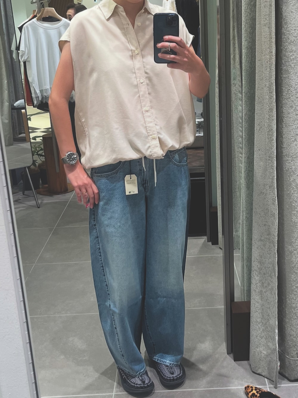 ブルー系のデニムパンツ、グレー系のサンダル、シルバー系のデジタル腕時計を着用したレディースの夏コーディネートの1枚目の写真