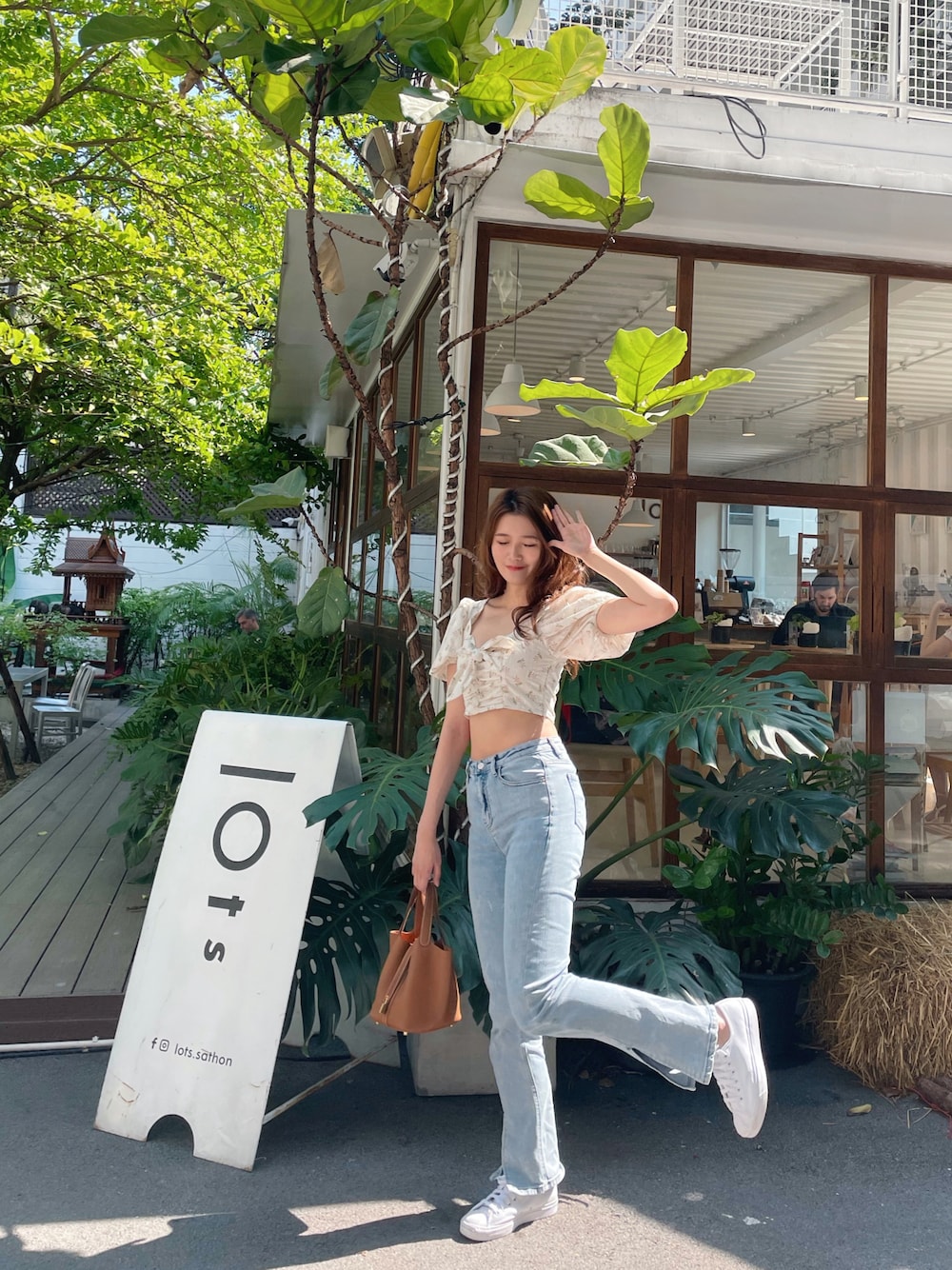 「summer、converse、高身長コーデ、デニム、ootd」｜「Pomeloのアイテム（その他トップス、ホワイト系）」を使った、Pennyさん（レディース・165cm）の春コーディネートの1枚目の写真