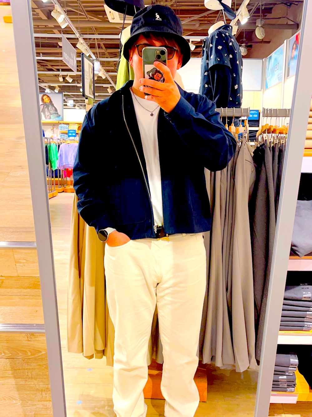 ホワイト系のデニムパンツ、グリーン系のブーツ、ブルー系のその他アウターを着用したメンズの春コーディネートの1枚目の写真