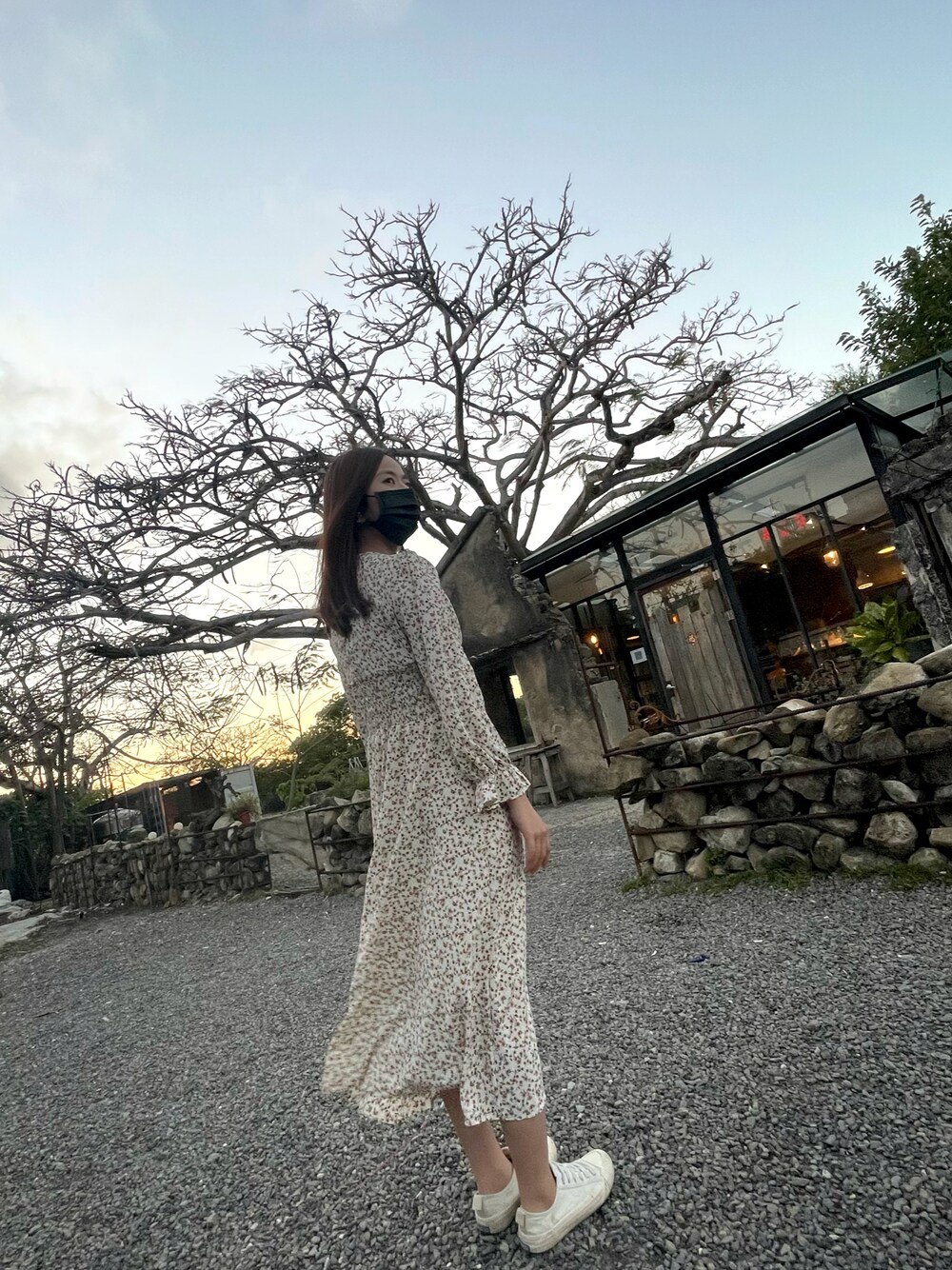 「恆春、樹夏飲事、pingtung、Taiwan」｜「tiffのアイテム（ワンピース、ホワイト系）」を使った、Chantalさん（レディース・161cm）の春コーディネートの1枚目の写真