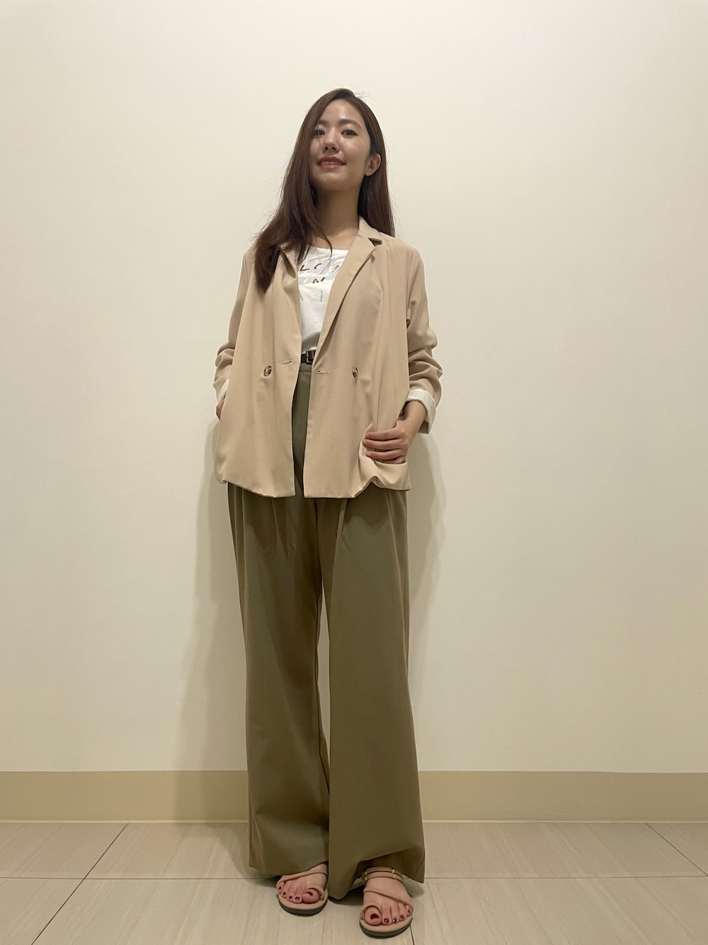 「NIKEのアイテム（Tシャツ/カットソー、ホワイト系）」を使った、Chantalさん（レディース・161cm）の秋コーディネートの1枚目の写真