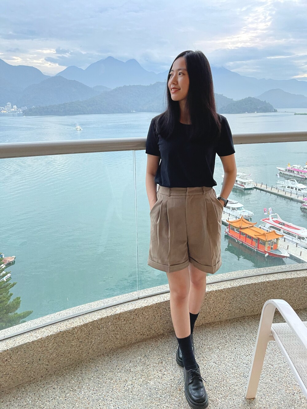 「SunMoonLake、taiwan」｜「MAGYのアイテム（ローファー、ブラック系）」を使った、Chantalさん（レディース・161cm）の冬コーディネートの1枚目の写真