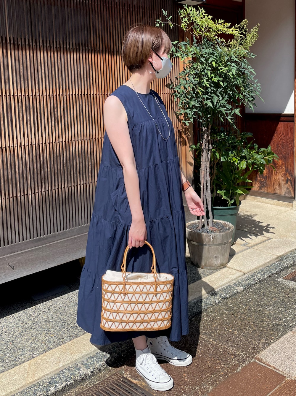 ブルー系のワンピース、ホワイト系のスニーカーを着用したレディースの夏コーディネートの1枚目の写真