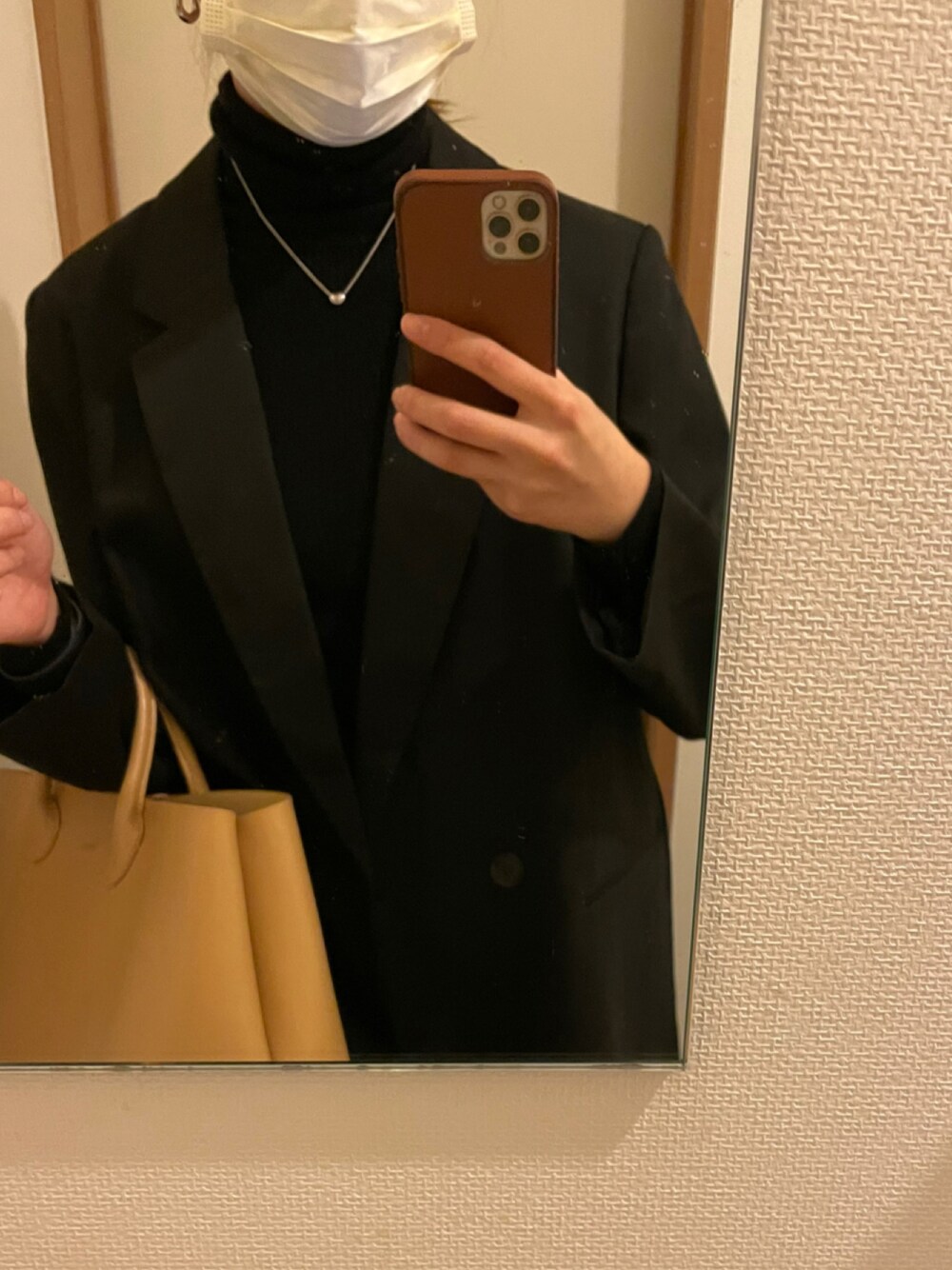 「コンバース、テーラードジャケット、イエロー、ブラックコーデ、モノトーン、タートルネック、大人カジュアル、moussy、チャックテイラー、テーパードデニム、秋コーデ、YHAKI」｜「YAHKIのアイテム（ハンドバッグ、イエロー系）」を使った、SARAさん（レディース・165cm）の秋コーディネートの1枚目の写真