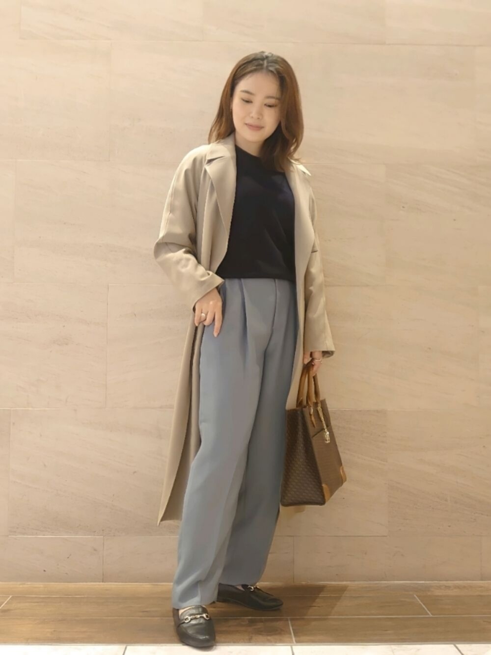 ブルー系のその他パンツ、ブルー系のニット/セーター、ベージュ系のトレンチコートを着用したレディースの秋コーディネートの1枚目の写真