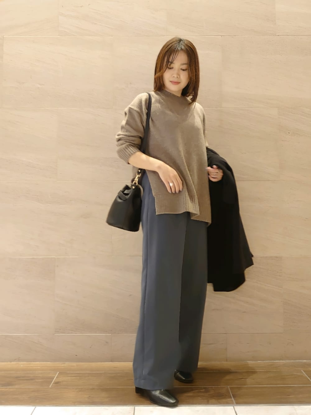 グレー系のその他パンツ、ブラック系のブーツ、ブラック系のショルダーバッグを着用したレディースの秋コーディネートの1枚目の写真