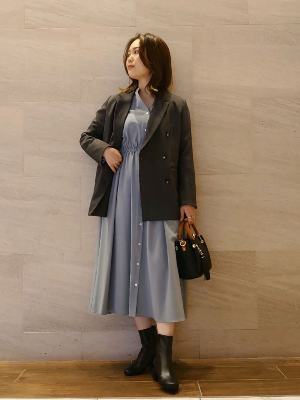 「ワンピース、休日コーデ、秋トレンド2021、おしゃれさんと繋がりたい、休日スタイル、ootd、くすみカラー、シャツワンピ、ブーツ、ジャケット」｜「RODE SKOのEMELINA プレーンブーツ（ブーツ、ブラック系）」を使った、ヤマサキナナさん（レディース・160cm）の秋コーディネートの1枚目の写真