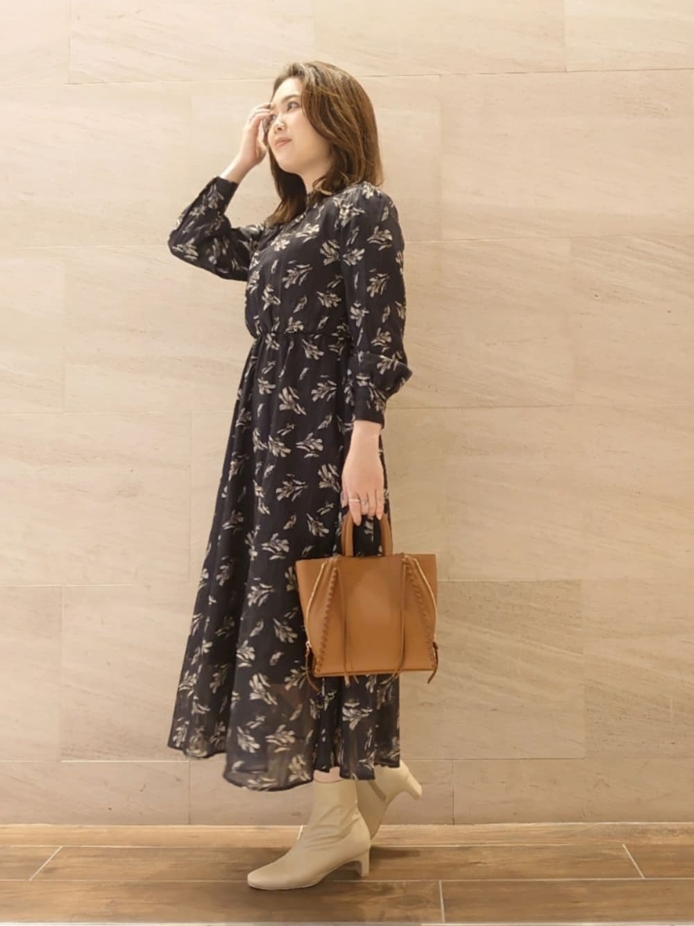 「秋のコーデ、休日コーデ、秋トレンド2021、おしゃれさんと繋がりたい、秋冬コーデ、休日スタイル、ootd、ワンピース」｜「URBAN RESEARCH ROSSOのサイドジップミニトート（トートバッグ、イエロー系）」を使った、ヤマサキナナさん（レディース・160cm）の秋コーディネートの1枚目の写真