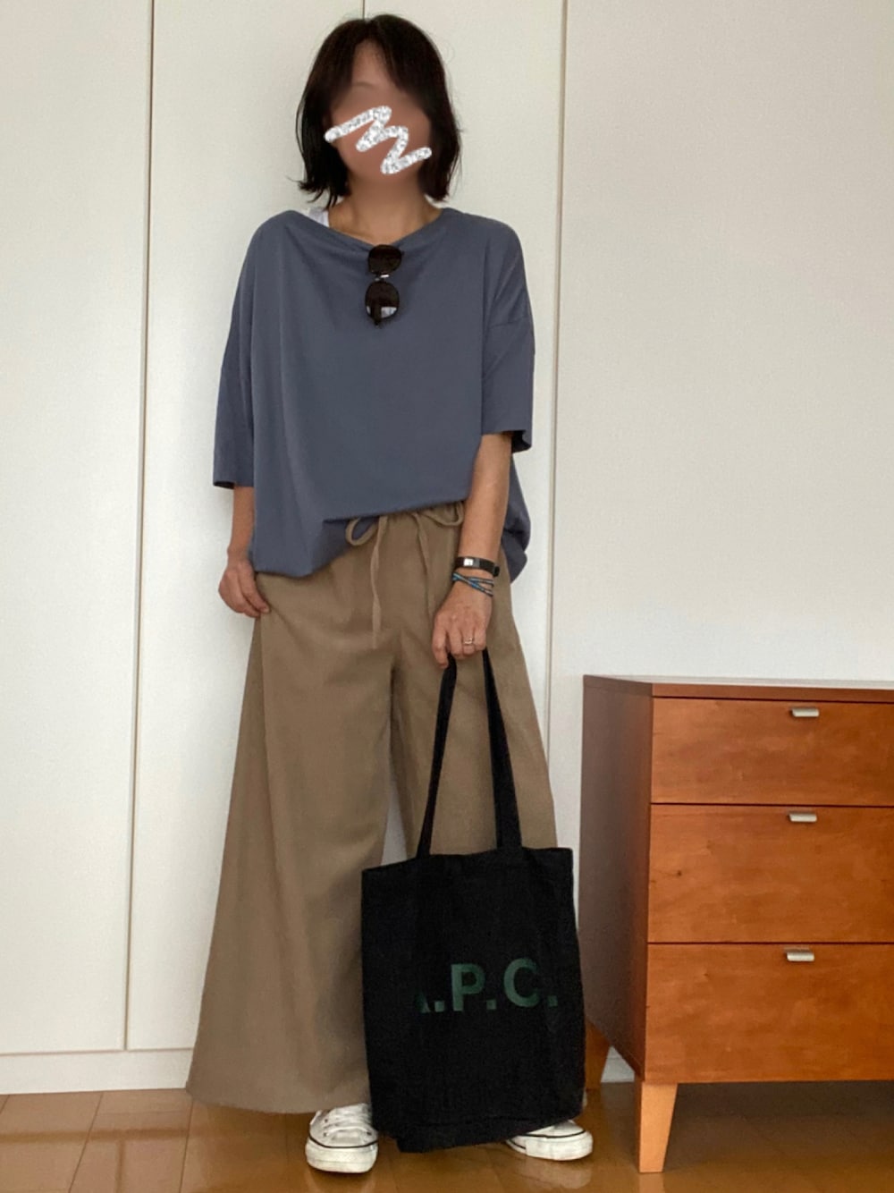 「秋のコーデ、大人カジュアル、パンツスタイル、カジュアルコーデ」｜「classicalelfの綿100%　上質コットン。華奢見せ、ルーズプルオーバー（Tシャツ/カットソー、ブルー系）」を使った、izuさん（レディース・168cm）の秋コーディネートの1枚目の写真