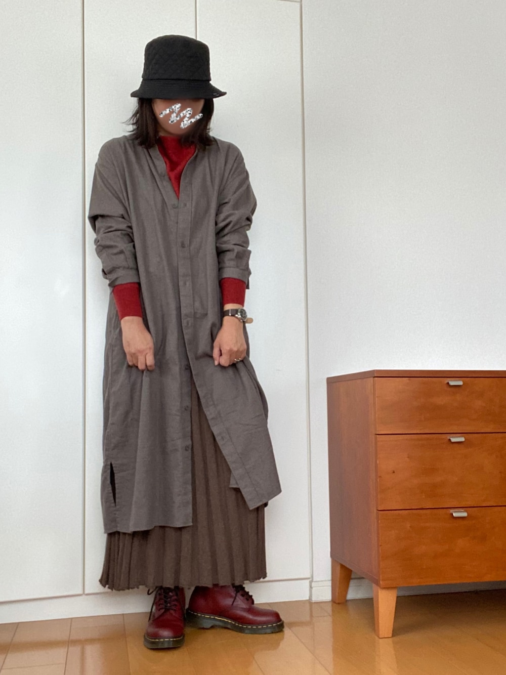 「秋のコーデ、MUJI、大人カジュアル、ニットスカート、シャツワンピ、バケハ、フランネル、ドクターマーチン」｜「無印良品のアイテム（シャツワンピース、グレー系）」を使った、izuさん（レディース・168cm）の秋コーディネートの1枚目の写真