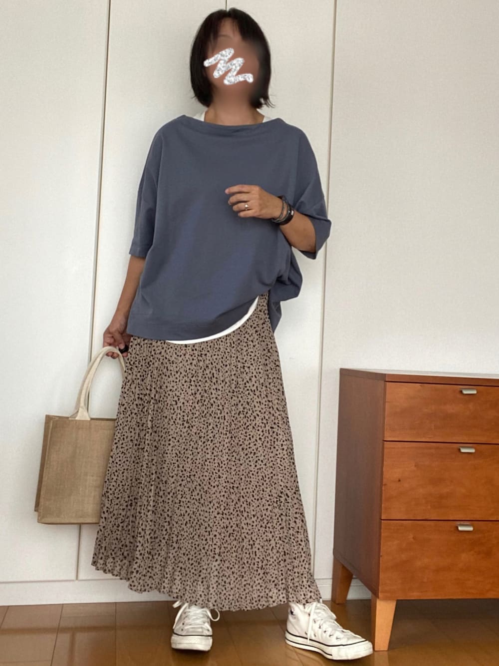 「大人カジュアル、大人コーデ、プリーツスカート、くすみブルー、MUJI」｜「classicalelfの綿100%　上質コットン。華奢見せ、ルーズプルオーバー（Tシャツ/カットソー、ブルー系）」を使った、izuさん（レディース・168cm）の秋コーディネートの1枚目の写真