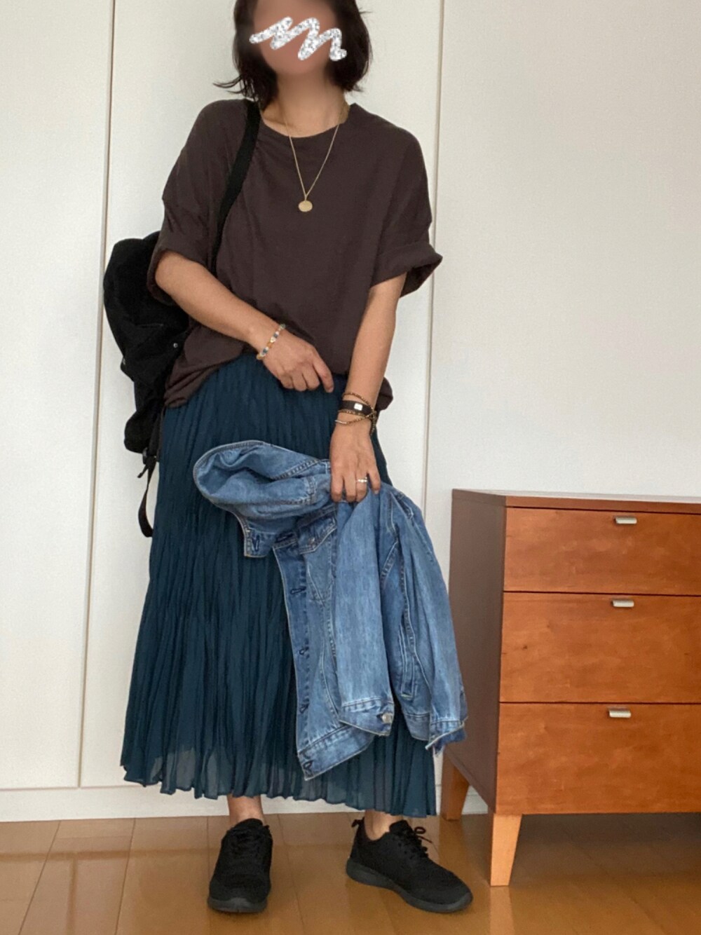 「デニムジャケット、大人コーデ、プリーツスカート、ブルーグリーン」｜「antiquaの七分袖プルオーバー（Tシャツ/カットソー、ブラウン系）」を使った、izuさん（レディース・168cm）の秋コーディネートの1枚目の写真