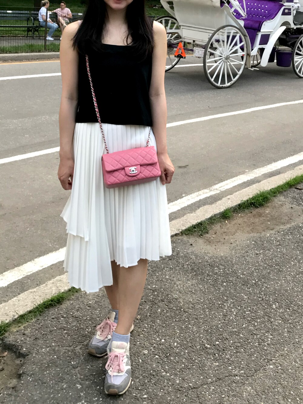 「シンプルコーデ、オトナカジュアル、夏、オトナ女子、ミニバッグ、きれいめカジュアル、キレイめ、スニーカーコーデ、ナチュラル」｜「LAGUNAMOONのアイテム（スカート、ホワイト系）」を使った、ききさん（レディース・158cm）の春コーディネートの1枚目の写真
