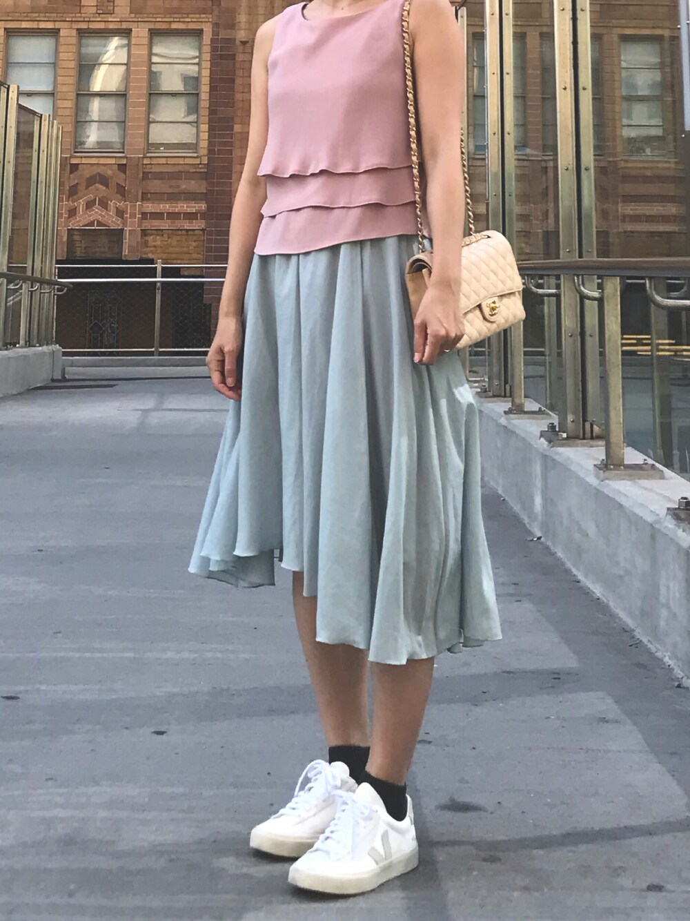 「夏コーデ、スニーカー、大人コーデ」｜「CHANELのアイテム（ショルダーバッグ、ベージュ系）」を使った、ききさん（レディース・158cm）の夏コーディネートの1枚目の写真