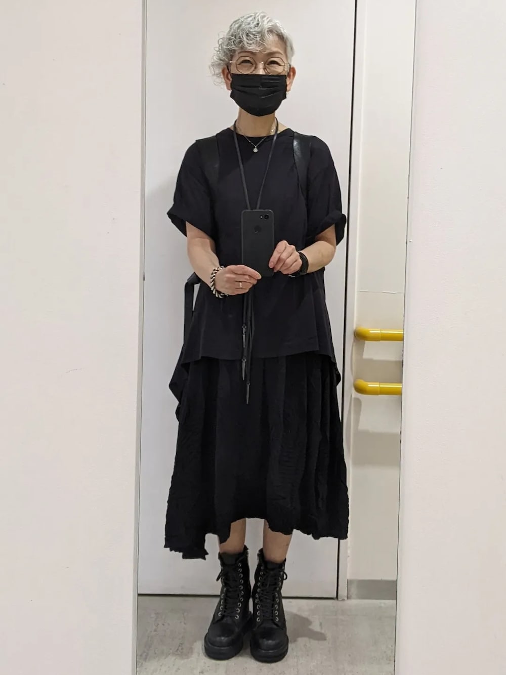 「アラカンコーデ、グレイヘア、ブラック、ブラックコーデ、60歳」｜「LIMI feuのアイテム（ブーツ、ブラック系）」を使った、ユカピーさん（レディース・154cm）の秋コーディネートの1枚目の写真