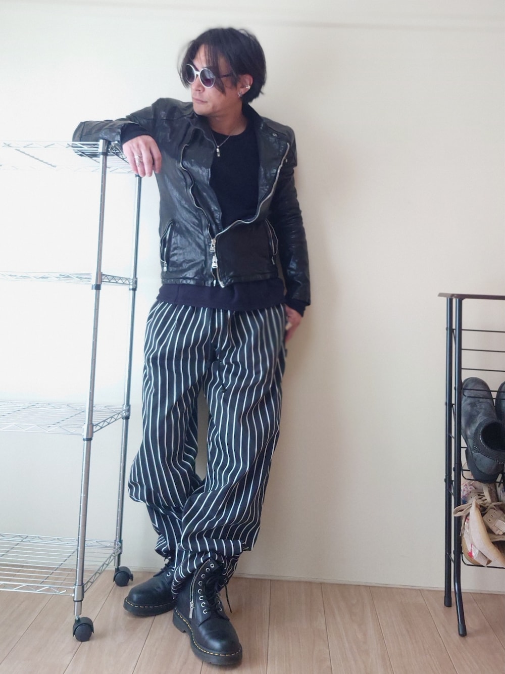 「Dickiesのアイテム（その他パンツ、ブラック系）」を使った、ATさん（メンズ・170cm）の秋コーディネートの1枚目の写真
