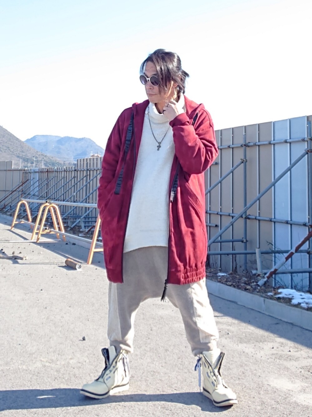 「SHARE SPIRITのアイテム（その他トップス、ホワイト系）」を使った、ATさん（メンズ・170cm）の冬コーディネートの1枚目の写真