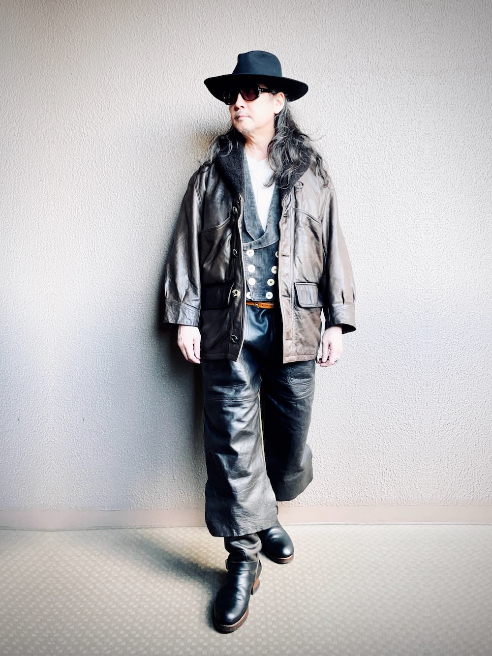 ブラウン系のその他アウター、グリーン系のその他パンツ、ブラック系のスーツベストを着用したメンズの秋コーディネートの1枚目の写真