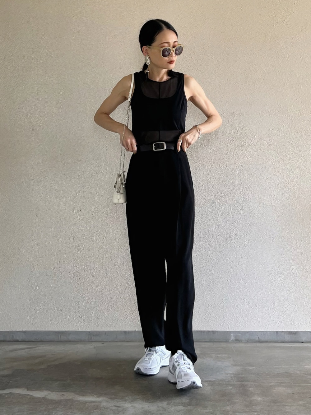 「大人カジュアル、モノトーン、アツいコーデ全部見せ、スニーカー、ニューバランス、シアートップス、ストリート」｜「6の＜6(ROKU)＞GEORGETTE TUCK PANTS 2/パンツ（その他パンツ、ブラック系）」を使った、Yukieさん（骨格ナチュラル・レディース・166cm）の夏コーディネートの1枚目の写真