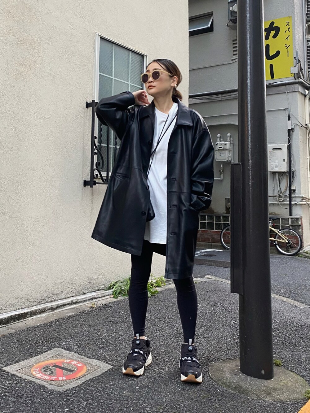 「ビッグシルエット、レザージャケット、モノトーン、オーバーサイズ、スポーツミックス、休日コーデ、スニーカーコーデ、ヨガウェア、ヨガレギンス」｜「TODAYFULのエコレザーオーバージャケット（テーラードジャケット、ブラック系）」を使った、Yukieさん（レディース・166cm）の秋コーディネートの1枚目の写真