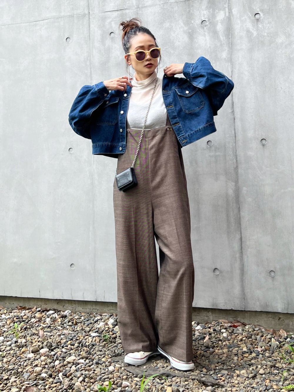 「デニム、Gジャン、デニムジャケット、大人カジュアル、秋服準備はじめました、ビッグシルエット、ハイウエスト、ショート丈トップス、サロペット、スニーカー、コンバース」｜「y/m by Yukieのクロップド丈デニムジャケット（デニムジャケット、ブルー系）」を使った、Yukieさん（レディース・166cm）の夏コーディネートの1枚目の写真