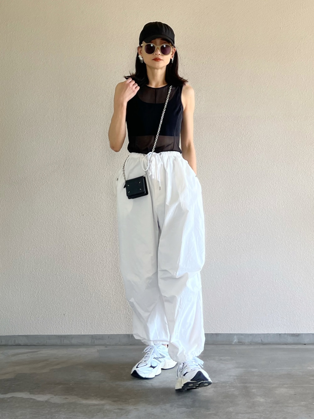 ボーイフレンドナイロンパンツを使った人気ファッションコーディネート