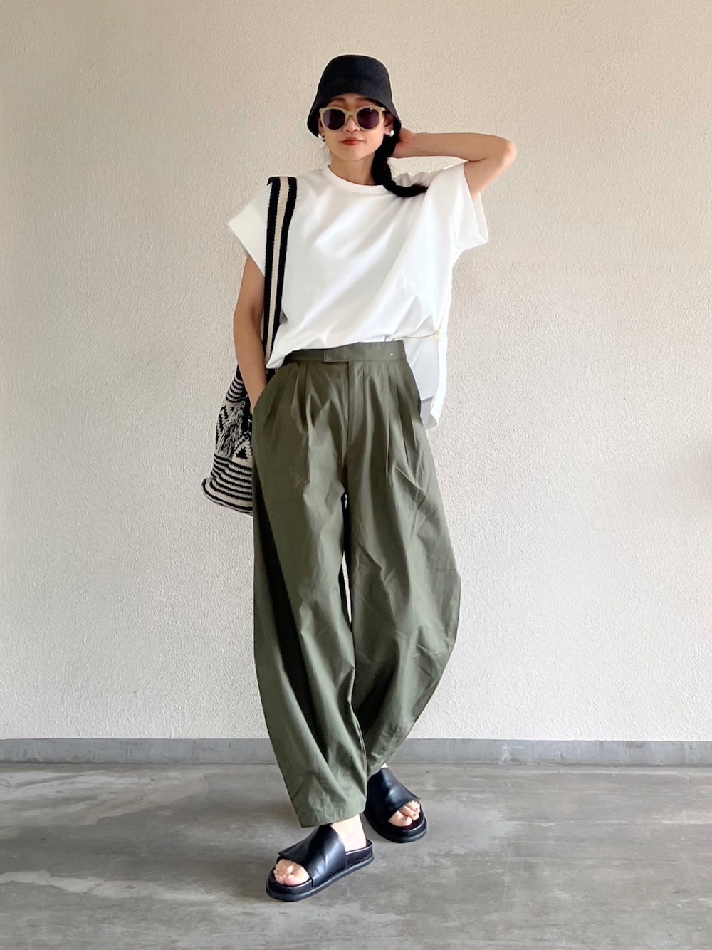 「初夏コーデ、大人コーデ、白シャツ、バルーンパンツ、ミリタリー、バケットハット」｜「Emma Taylorの再入荷！【着ごこちシリーズ】ライトダンボールサイドZIPクルーネックプルオーバー（Tシャツ/カットソー、ホワイト系）」を使った、Yukieさん（骨格ナチュラル・レディース・166cm）の春コーディネートの1枚目の写真