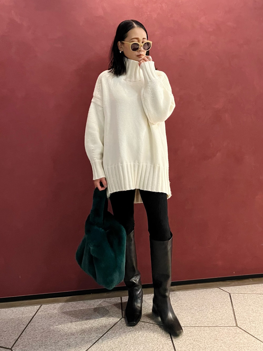 「大人カジュアル、ニット、ニットワンピース、タートルネック、ロングブーツ、リブレギンス、ビッグシルエット、秋冬コーデ、モノトーン」｜「Emma Taylorのもちもちタートルニットプルオーバー（ニット/セーター、ホワイト系）」を使った、Yukieさん（骨格ナチュラル・レディース・166cm）の冬コーディネートの1枚目の写真