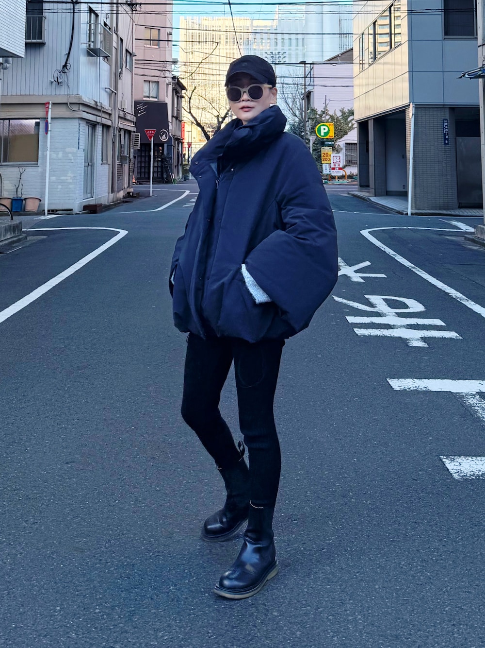 「ストリート、大人カジュアル、ユニクロ、メンズライク、リブレギンス、キャップ、ブーツ、ブラックコーデ、モノトーン」｜「UNIQLOJのアイテム（ダウンジャケット/コート、ブラック系）」を使った、Yukieさん（骨格ナチュラル・レディース・166cm）の冬コーディネートの1枚目の写真