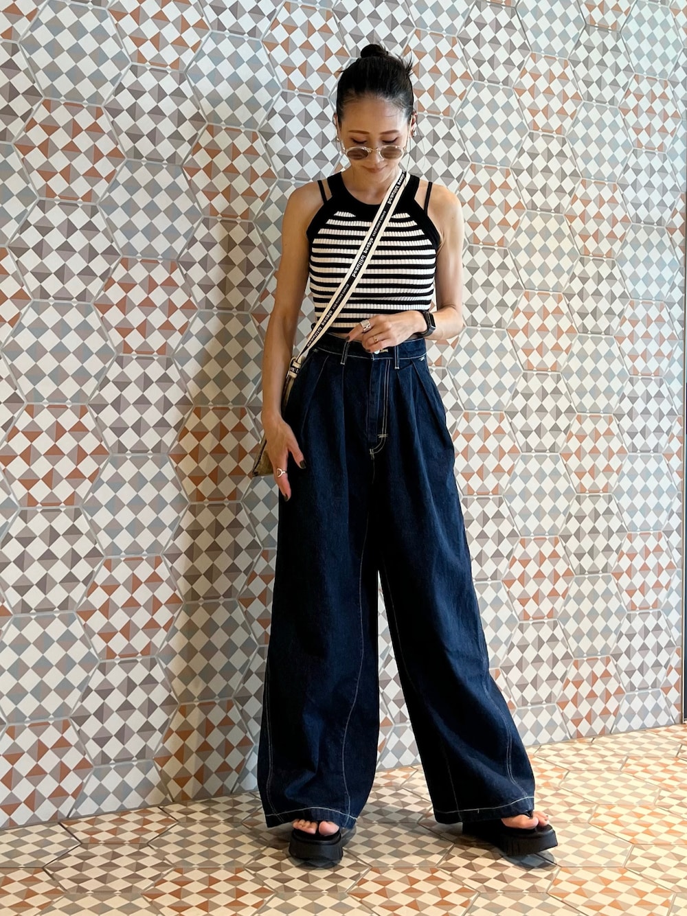 「大人カジュアル、ショート丈トップス、デニム、ワイドパンツ、ボーダー、おでかけコーデ、フェススタイル」｜「THE YOnのアメスリリブニットタンクトップ（タンクトップ、ブラック系）」を使った、Yukieさん（骨格ナチュラル・レディース・166cm）の夏コーディネートの1枚目の写真