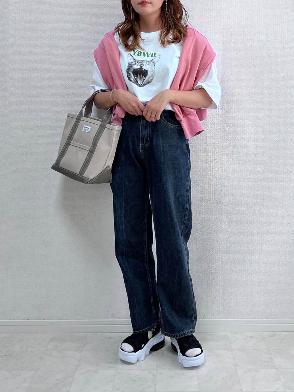 ホワイト系のTシャツ/カットソー、ブラック系のデニムパンツ、ピンク系のトップスを着用したレディースの春コーディネートの1枚目の写真