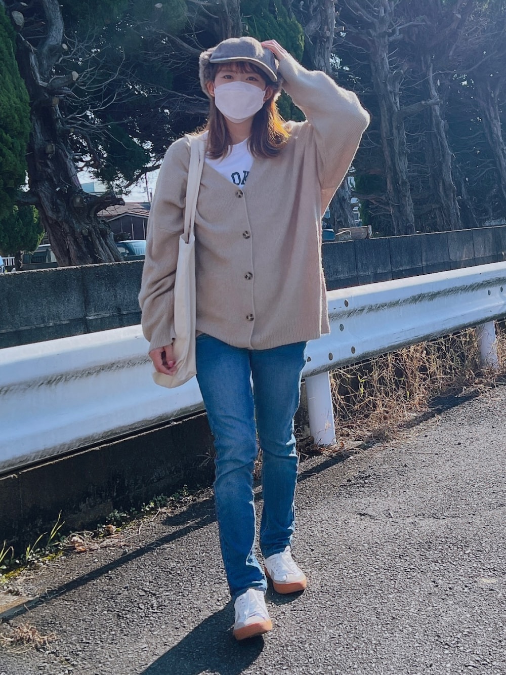 「大人カジュアル、休日コーデ、秋服、カーディガン、パンツコーデ、ラフコーデ、シンプルコーデ、オーバーサイズ、マタニティ、フライトキャップ」｜「ANGIEのオーバーサイズVネックニットカーディガン（カーディガン/ボレロ、ベージュ系）」を使った、anmiさん（レディース・156cm）の秋コーディネートの1枚目の写真