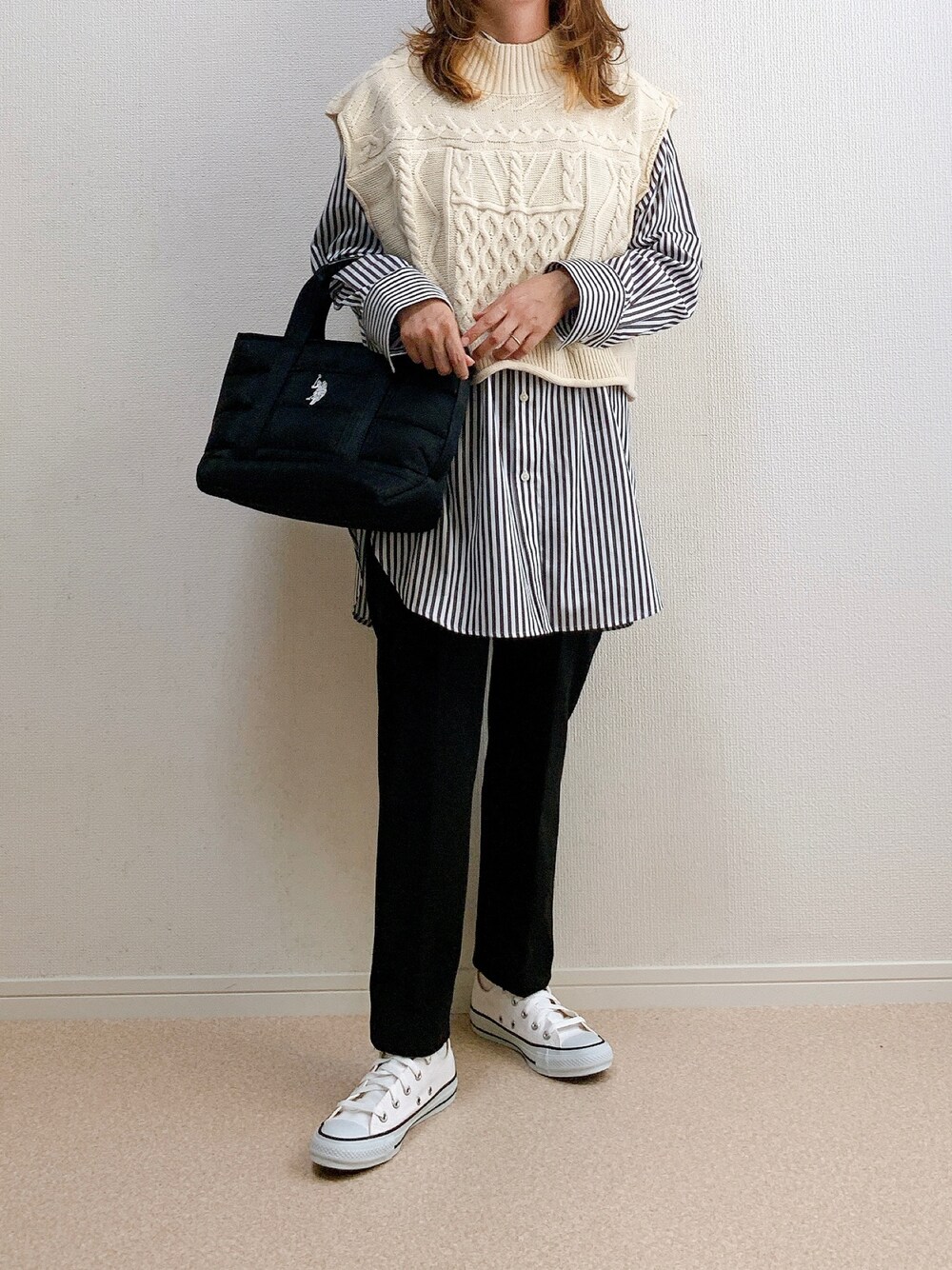 ベージュ系のベスト、その他のシャツ/ブラウス、ブラック系のトートバッグを着用したレディースの秋コーディネートの1枚目の写真